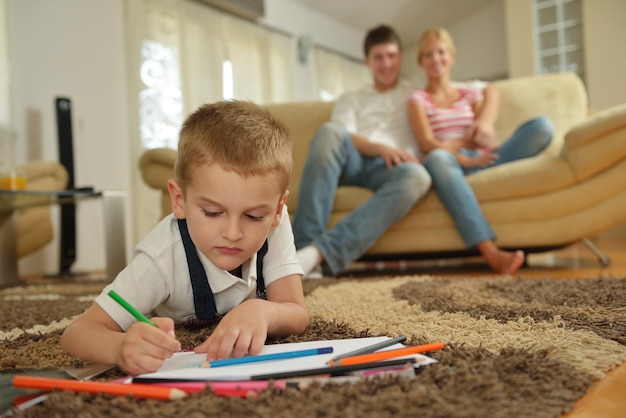 família jovem feliz com crianças na sala de estar moderna e brilhante se divertir e olhar grande tv lcd plana