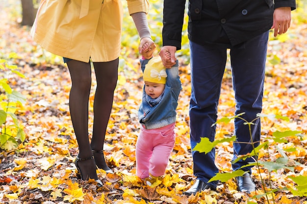 Família jovem feliz com sua filha, passar algum tempo ao ar livre no parque outono.