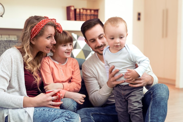 Foto família jovem feliz em casa