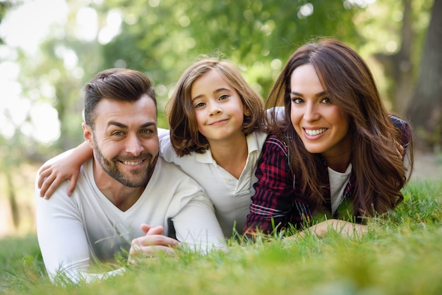 Família jovem feliz em um parque urbano