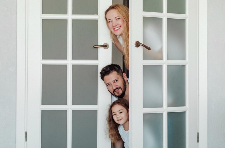 Família jovem feliz Homem mulher e filha Foto de estúdio de fundo leve