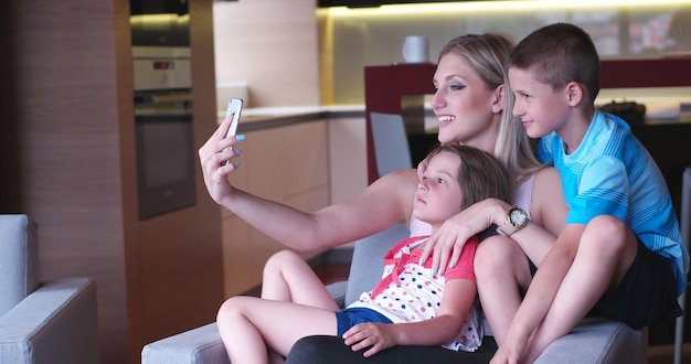 Família jovem feliz jogando juntos em casa