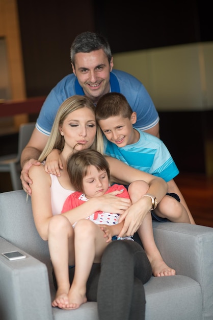 Família jovem feliz jogando juntos em casa