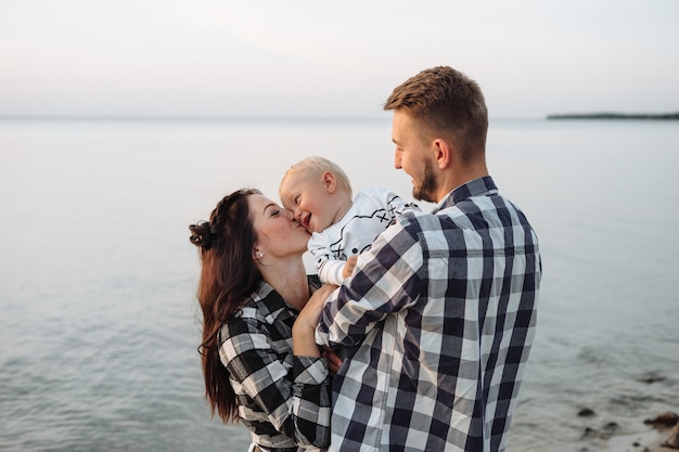 Família jovem feliz junto. Pais e seus filhos pequenos.