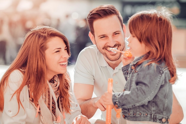 Família jovem feliz na cidade