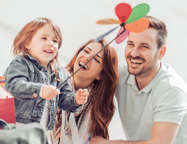 Família jovem feliz na cidade