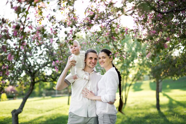 Família jovem feliz, passar o tempo ao ar livre num dia de verão