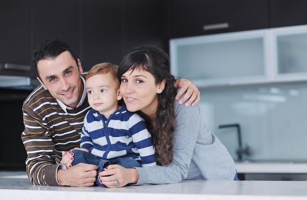 família jovem feliz se diverte e relaxa na nova casa com móveis claros