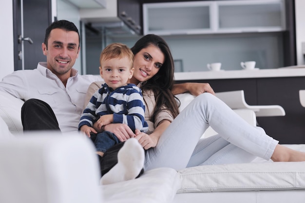 família jovem feliz se diverte e relaxa na nova casa com móveis claros