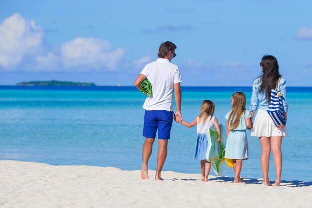 Família jovem na praia branca durante as férias de verão