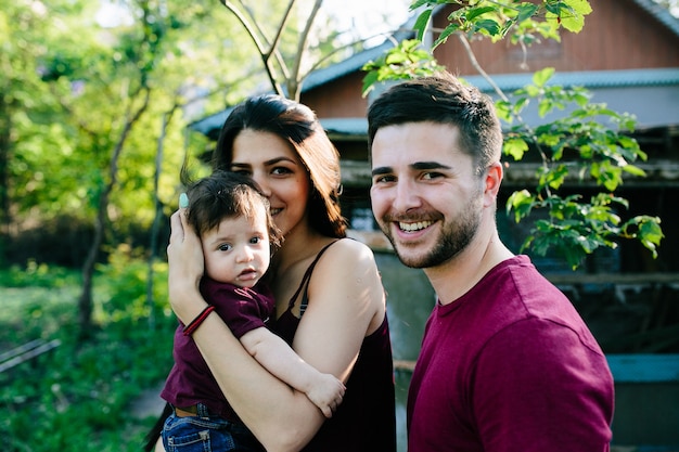 Família jovem no campo curtindo a natureza