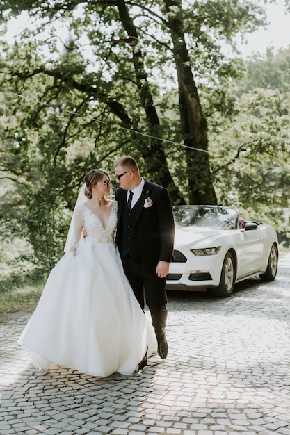 Família jovem, o casamento, os noivos