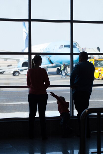 Família jovem, observar, aviões, em, um, aeroporto