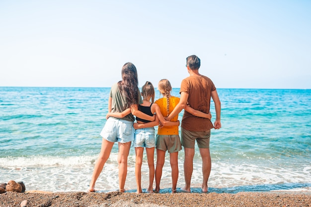 Família jovem passando as férias na praia