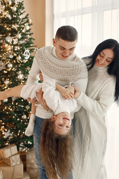 Família jovem passando tempo juntos e comemorando a véspera de Ano Novo