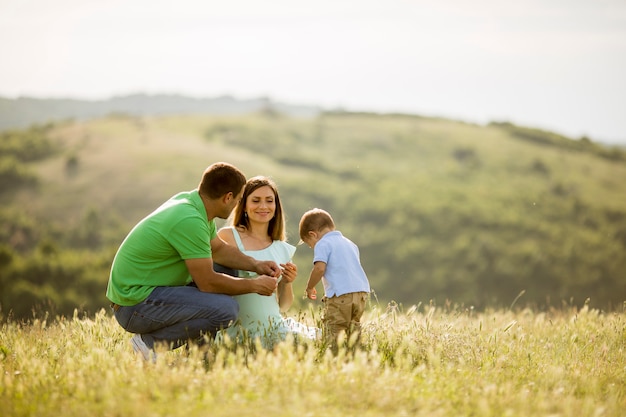 Família jovem se divertindo ao ar livre no campo