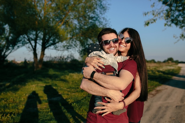 Família jovem se divertir e relaxar ao ar livre no campo