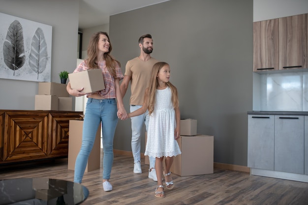 Família jovem se mudando para uma nova casa