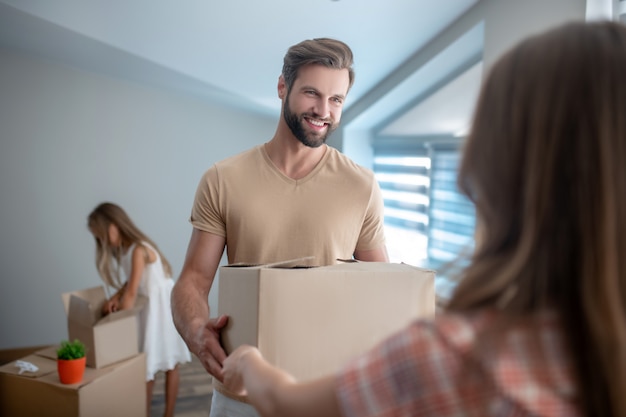 Família jovem se mudando para uma nova casa