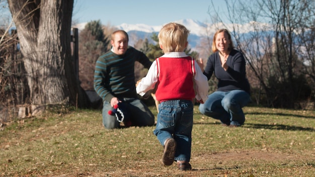 Família jovem tendo um ótimo dia no parque.