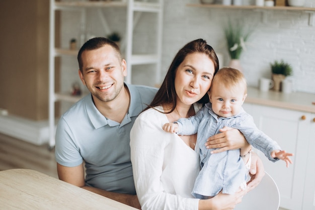 Familia joven alegre feliz en casa