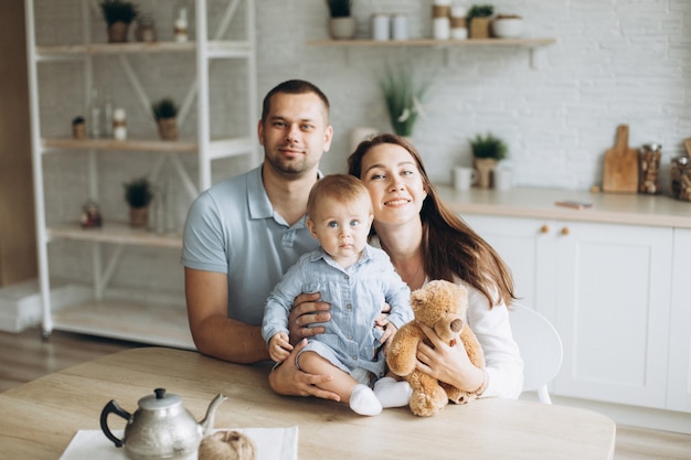 Familia joven alegre feliz en casa