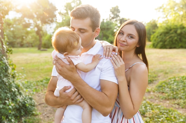 Familia joven alegre con niña