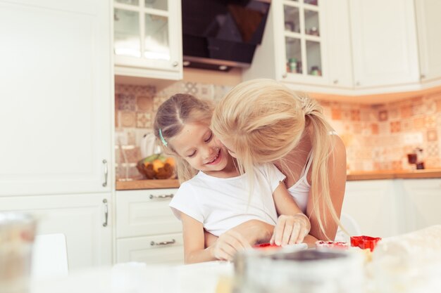 Familia joven amorosa feliz de la madre y su pequeña hija