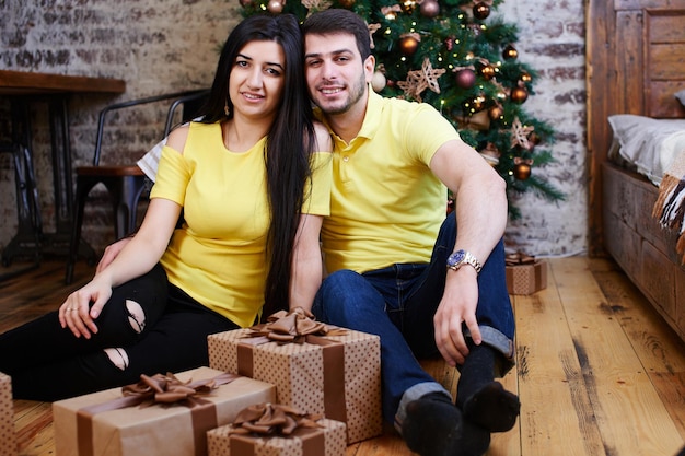 Una familia joven en el apartamento decorado para Navidad.