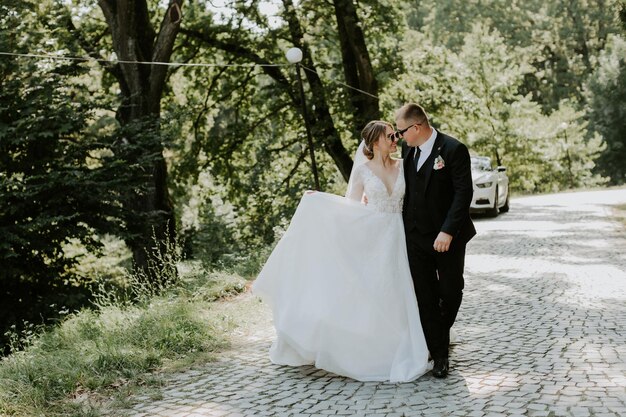 Familia joven, la boda, los recién casados