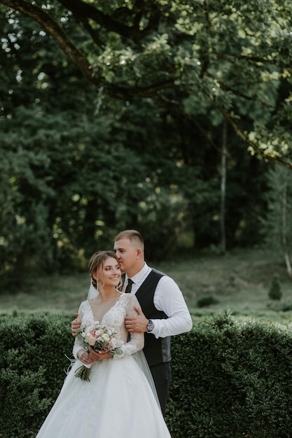 Familia joven, la boda, los recién casados