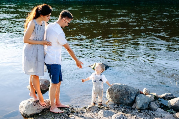 Familia joven caminando al aire libre