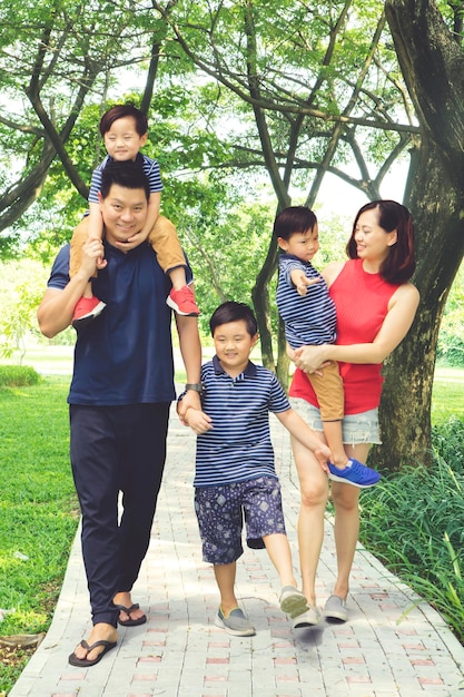 Familia joven caminando juntos en el parque