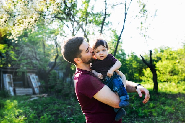 Familia joven en el campo disfrutando de la naturaleza.