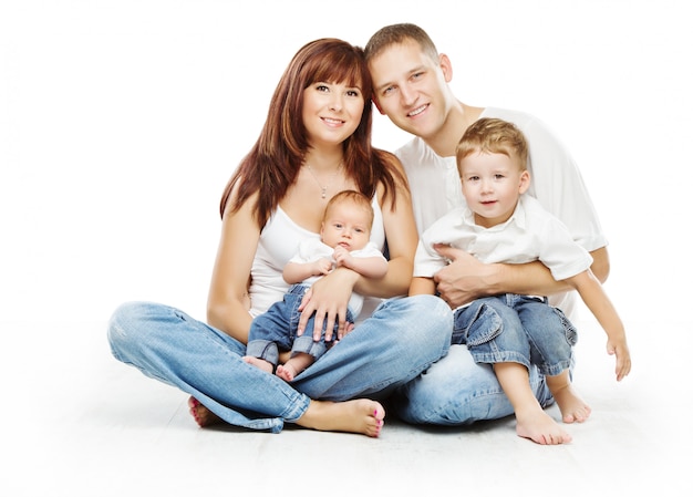 Familia joven cuatro personas, sonriente padre madre y dos hijos hijos