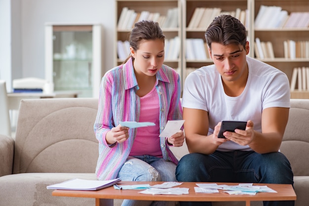 Familia joven discutiendo las finanzas familiares