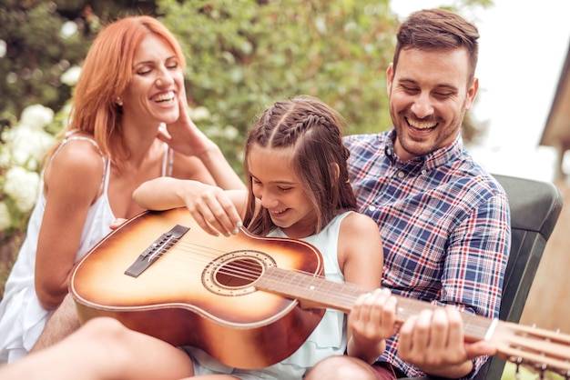 Familia joven disfrutando de tiempo de calidad