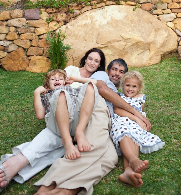 Familia joven disfrutando el verano.