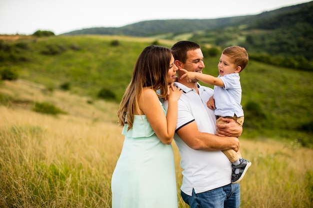 Foto familia joven divirtiéndose al aire libre en el campo de verano