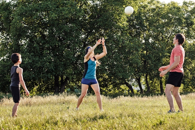 Familia joven divirtiéndose jugando con una pelota