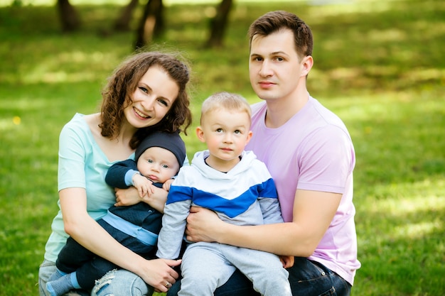 Familia joven con dos hijos en un paseo.