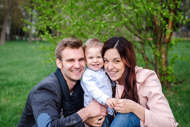 Foto familia joven feliz caminando en un parque de la ciudad