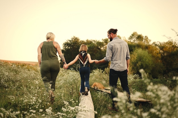 Familia joven feliz en el campo