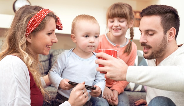 Familia joven feliz en casa