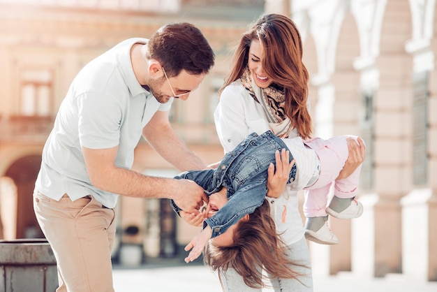 Familia joven feliz en la ciudad