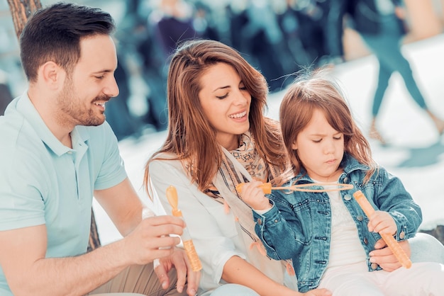 Familia joven feliz en la ciudad