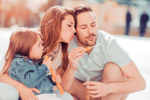 Familia joven feliz en la ciudad