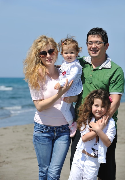 familia joven feliz divertirse y vivir un estilo de vida saludable en la playa