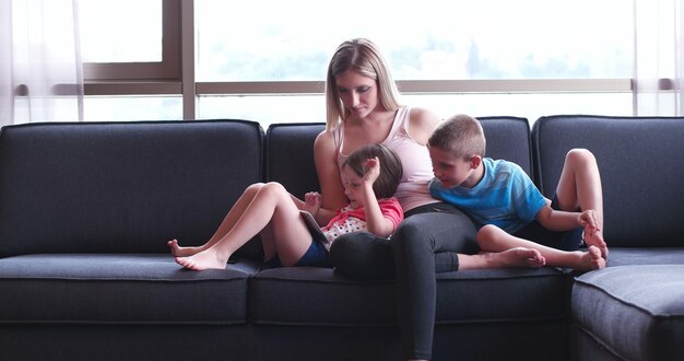 Familia joven feliz jugando juntos en casa