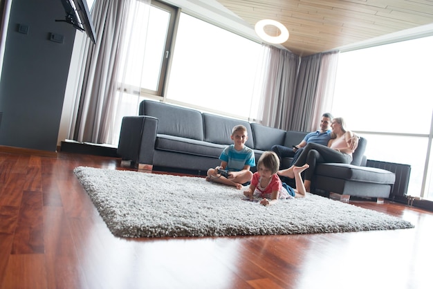 Familia joven feliz jugando juntos en casa